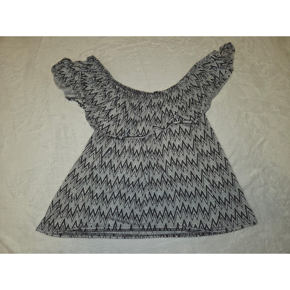 Kristin Nicole Trixxi off-the-shoulder blouse blk/ wht chevron geometri Pattern